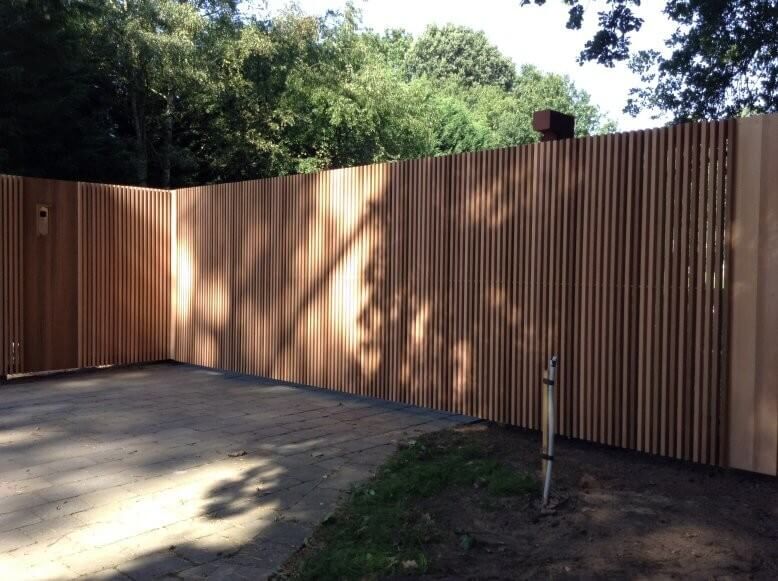 Porte extérieure en acier et bois de cèdre