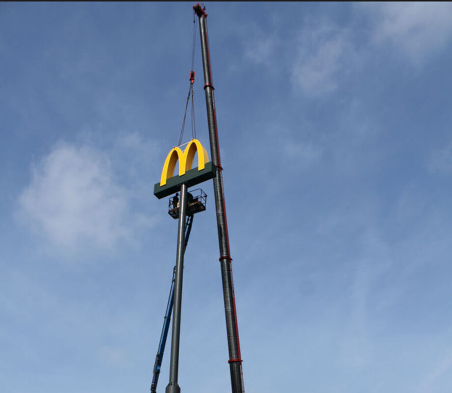 Poederlakken reclamemast met groot logo voor McDonald’s